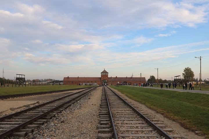 Auschwitz-Birkenau — Auschwitz II Birkenau - platform, tracks and gate