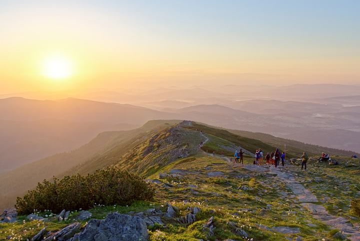 Babia Góra — Hiking trail on Babia Góra after sunrise