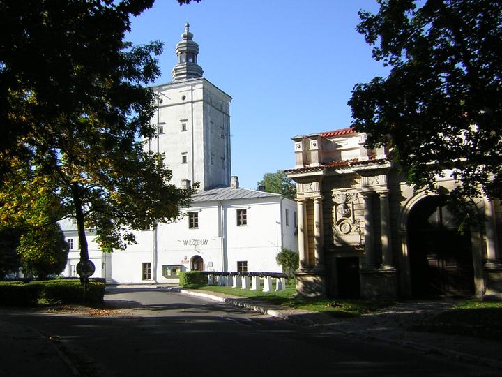 Biała Podlaska — Biała Podlaska - brama z szyją i wieżą bramną.XVII w.