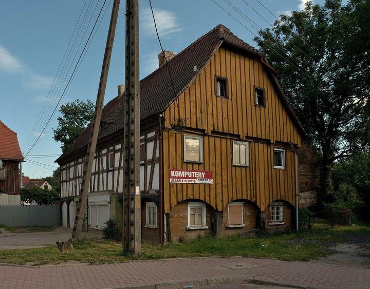 Bogatynia — Opuszczony dom przysłupowy z lokalami usługowymi w parterze (kiedyś).