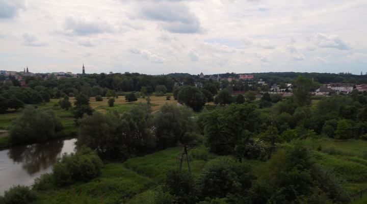 Bolesławiec — WIADUKT KOLEJOWY. SPOJRZENIE Z WIADUKTU NA RZEKĘ BÓBR I NA MIASTO.