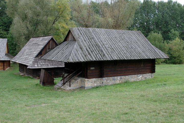 Brenna — Spichlerz z piwnicą z Brennej z poł. XIX wieku. Obecnie w Górnośląskim Parku Etnograficzny