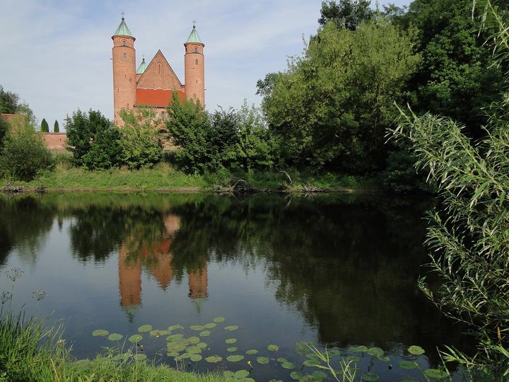 Brochów — Brochów, kościół par. pw. św. Jana Chrzciciela i św. Rocha, 1551-1561, 1924-1929