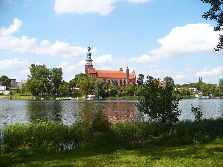 Chełmża — Konkatedra nad jeziorem Chełmżyńskim
