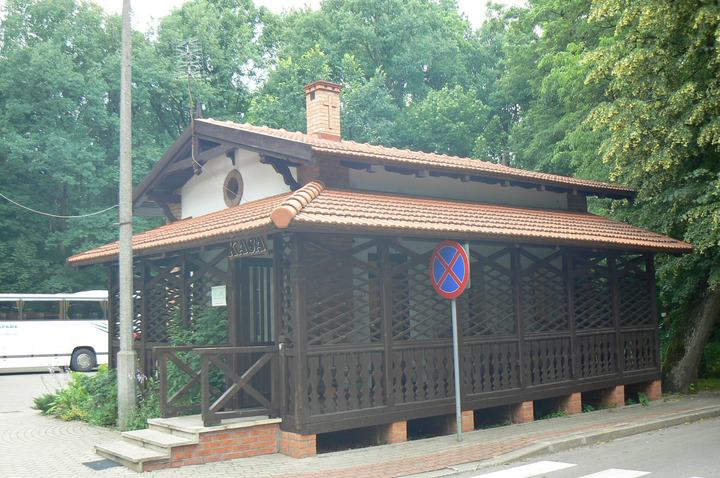 Ciechanowiec — Jest to gajówka z poł. XIX. wieku, obecnie spełnia funkcję kasy/sklepiku spożywczo-pamiątk