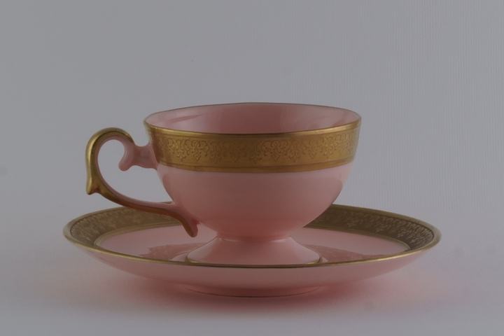 Ćmielów — Ćmielów. Porcelana różowa. Filiżanka z zestawu Prometeusz. Dekorowana 24-karatowym złotem.
