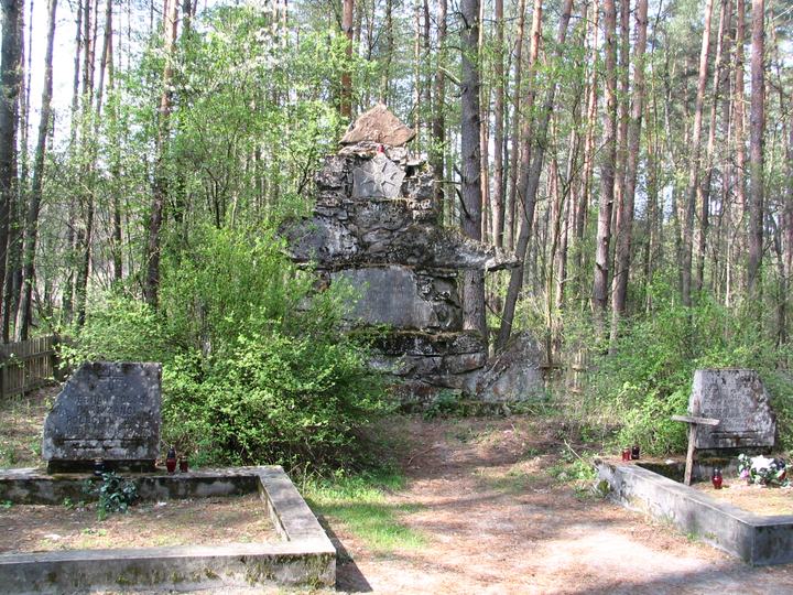 Czartowe Pole — Czartowe Pole, Monument and Cemetary