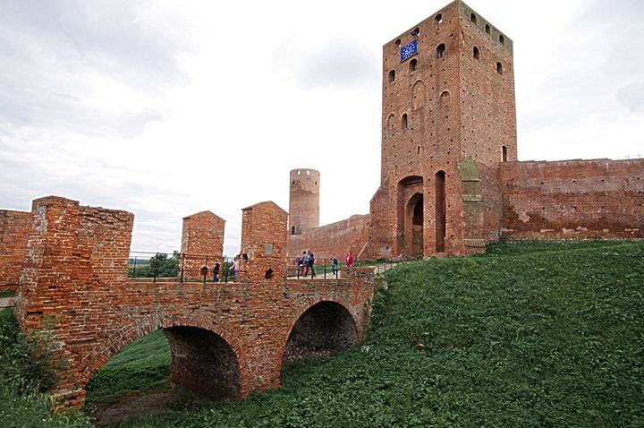 Czersk — ruiny zamku, XIII/XIV, wejście i wieża bramna (w tle wschodnia) Czersk , gmina Góra Kalwar