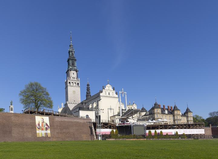 Częstochowa — Widok na mury klasztoru na Jasnej Górze i wieżę bazyliki