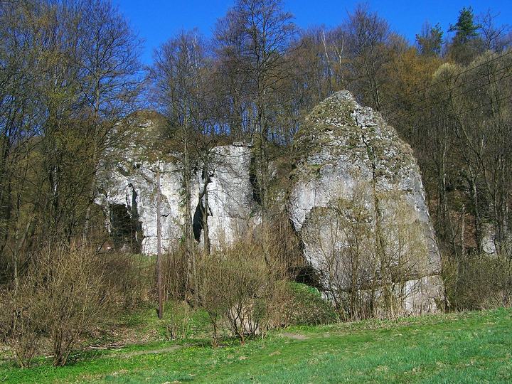 Dolinki Krakowskie — Dupa Słonia (po lewej) i Babka (po prawej) w Dolinie Będkowskiej