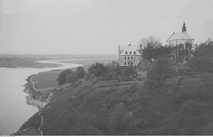 Drohiczyn nad Bugiem i dolina Bugu — Kościół Trójcy Przenajświętszej (dawny Ojców Jezuitów) w Drohiczynie. Widok zewnętrzny koś