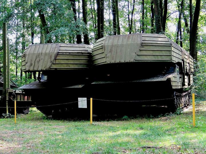 Drzonów — Drzonów. Lubuskie Muzeum Wojskowe. Samobieżny prom gąsiennicowy