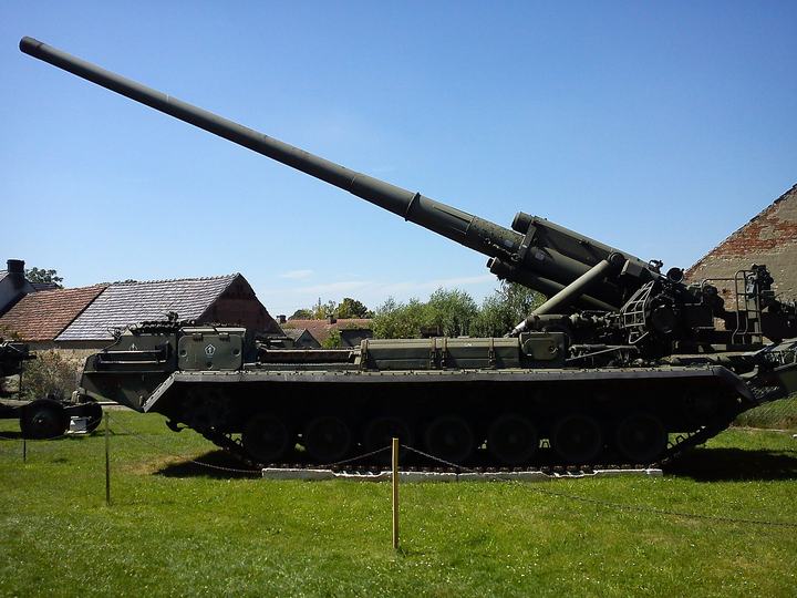 Drzonów — 2S7 Pion SPG at Lubuskie Military Museum, Drzonów, Poland