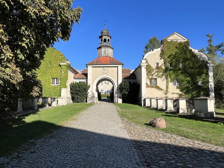 Galiny – pałac i stadnina