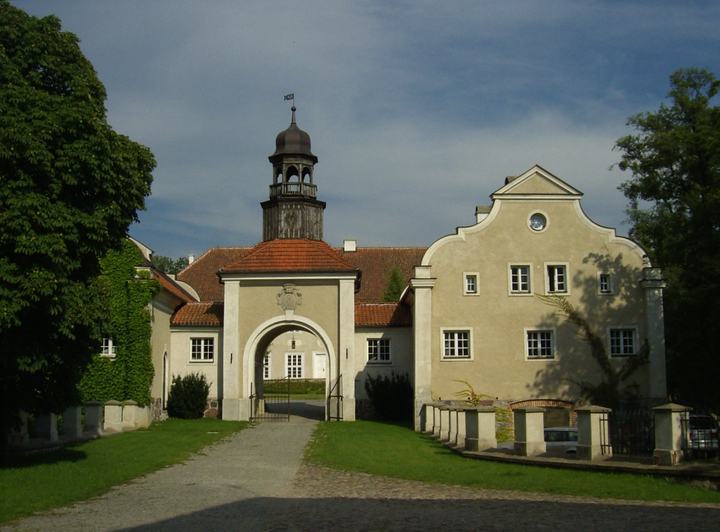 Galiny — Palace in Galiny, western wing with gate
