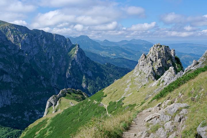 Giewont z Kuźnic przez Halę Kondratową — Hiking trail to Strążyska Valley on the southern slope of Giewont in Tatra Mountains