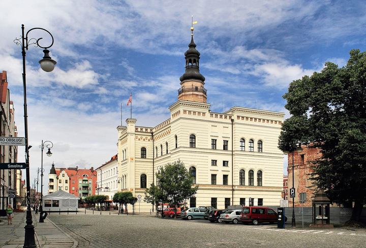 Głogów – ratusz i odbudowane Stare Miasto