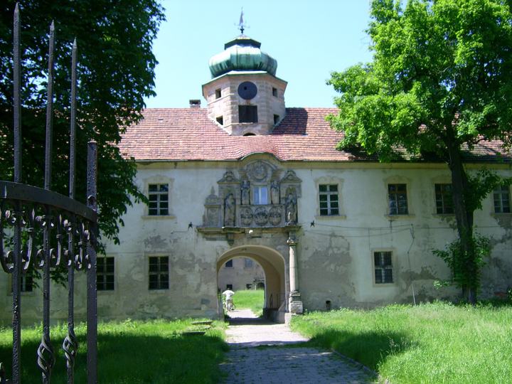 Głogówek — Brama. (zabytek nr rejestr. A/201/88/89)