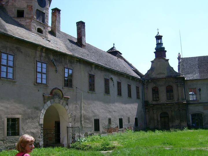 Głogówek — Pierzeja wschodnia od strony dziedzińca (zabytek nr rejestr. A/201/88/89)
