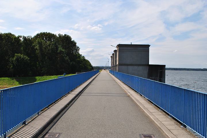 Goczałkowice-Zdrój — Goczałkowice-Zdrój, ulica Jeziorna. Zapora na Wiśle (jezioro Goczałkowickie)
