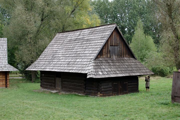 Górnośląski Park Etnograficzny w Chorzowie — Chlew z Istebnej (XVIII w.). Górnośląski Park Etnograficzny. Zdjęcie zrobione podczas Wiki
