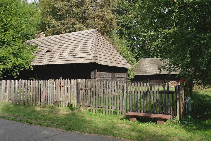 Górnośląski Park Etnograficzny w Chorzowie — Cottage from Brusiek (1828). Upper Silesian Ethnographic Park, Poland.