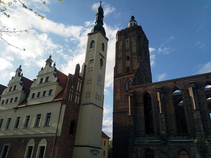 Gubin — Ratusz i ruiny kościoła farnego w Gubinie