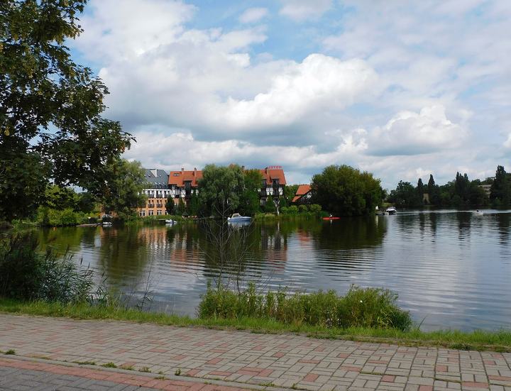 Iława — Hotel Stary Tartak w Iławie widziany z ul. Mickiewicza