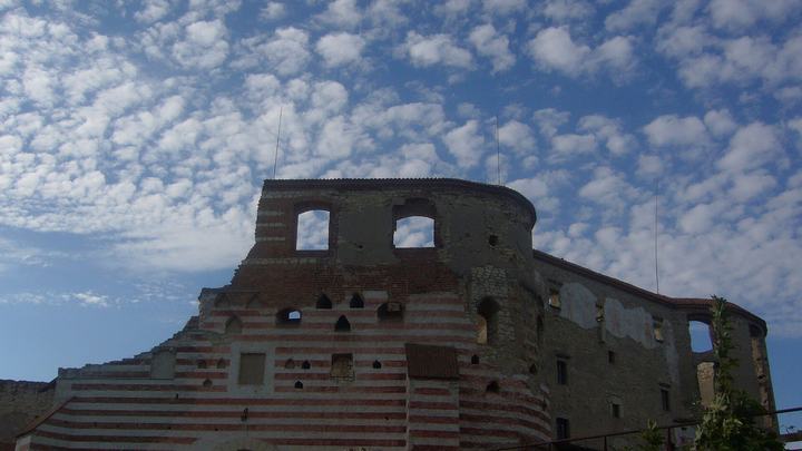 Janowiec — Janowiec - renesansowy zamek , zbudowany w latach 1508-1526 na wysokiej skarpie wiślanej (
