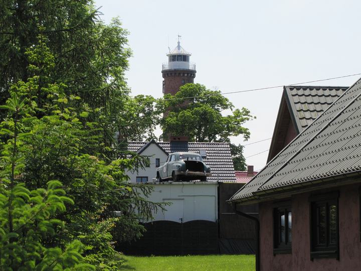 Jarosławiec — W tle Latarnia Morska.