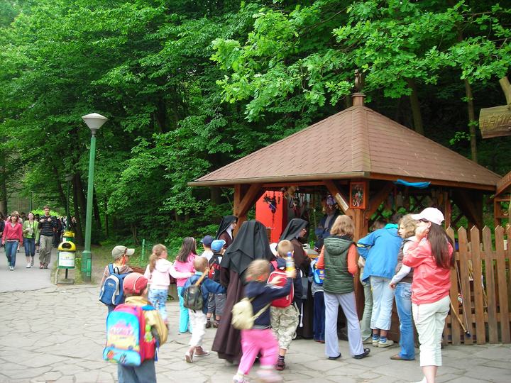 Jaskinia Raj — Tourists buying souvenirs outside Jaskinia Raj, Poland