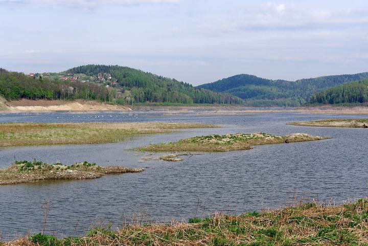 Jezioro Mucharskie i zapora w Świnnej Porębie — Lake Mucharz during low water level caused by drought