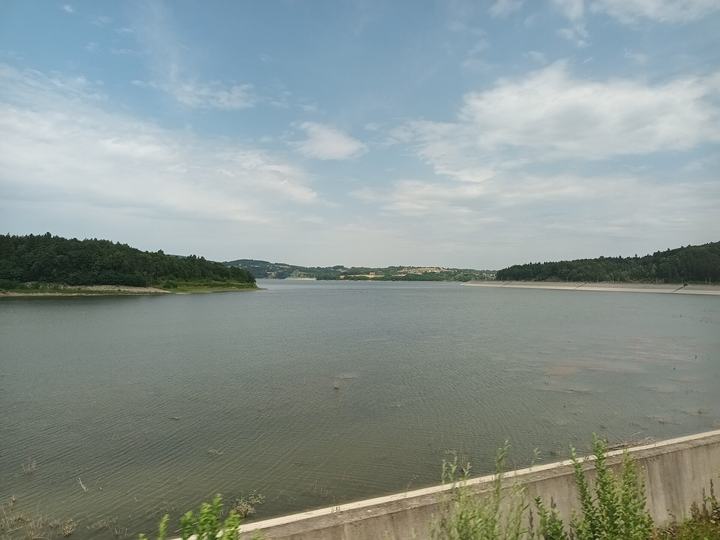 Jezioro Mucharskie i zapora w Świnnej Porębie — Jezioro Mucharskie widziane z pociągu.