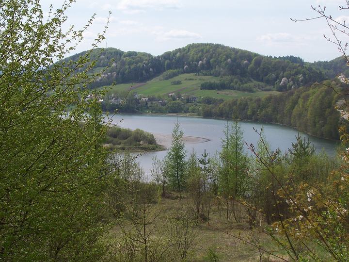 Jezioro Myczkowskie i zapora — Jezioro Myczkowskie - widok z kamieniołomu w Bóbrce