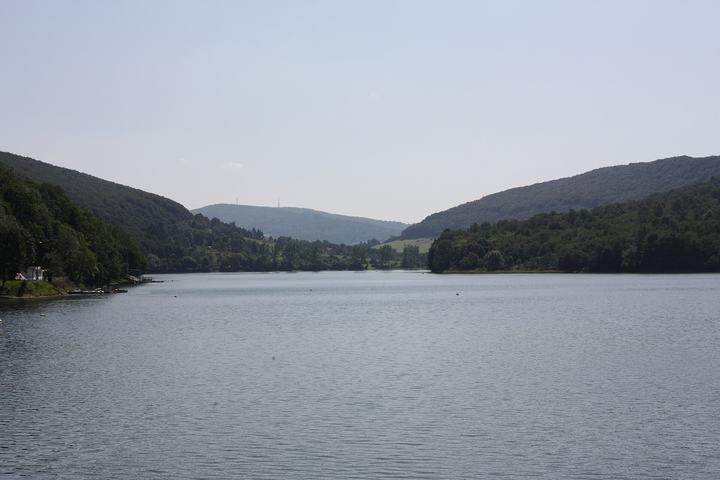 Jezioro Myczkowskie i zapora — Myczkowskie Lake in Myczkowce.
