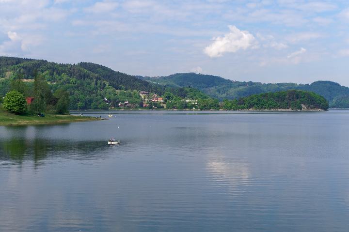 Jezioro Rożnowskie i zamek Tropsztyn