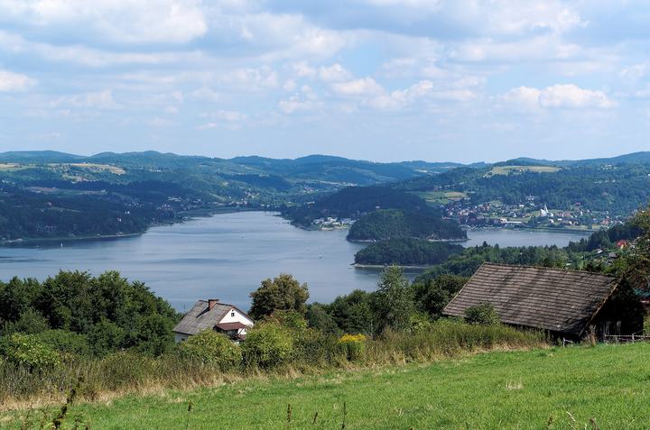 Jezioro Rożnowskie i zamek Tropsztyn — Lake Rożnów seen from Tabaszowa