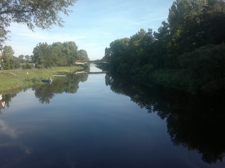 Jezioro Ślesińskie i Kanał Ślesiński — Widok w kierunku jeziora Gopło z korony śluzy Koszewo na Kanale Ślesińskim