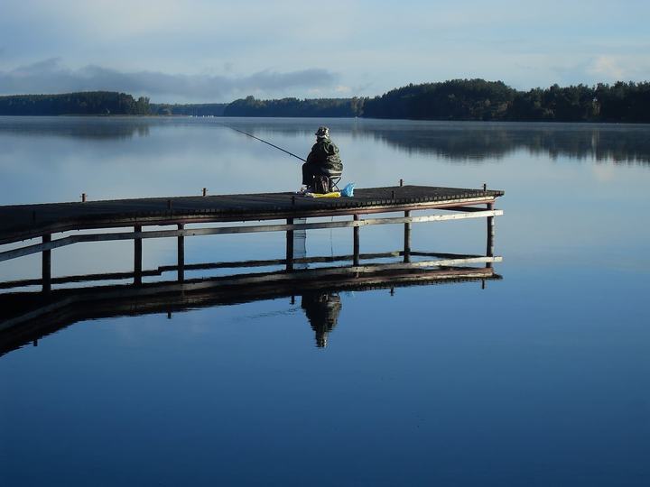 Jezioro Wdzydze — lone fisherman
