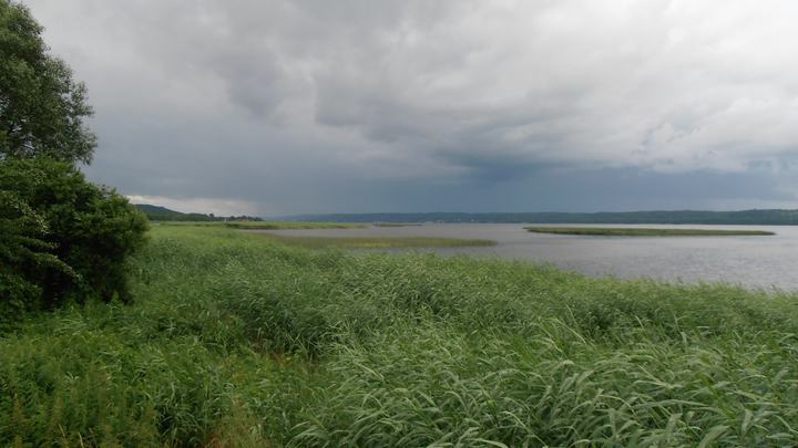 Jezioro Żarnowieckie i elektrownia szczytowo-pompowa — Jezioro Żarnowieckie (woj. pomorskie, Polska).