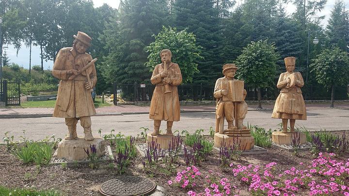 Kadzidło — Sculptures of Kurpian folk musicians in Kadzidło, sculpturer: Józef Bacławski