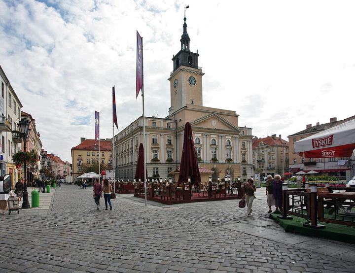 Kalisz — Kaliski ratusz fragmenty rynku. Akurat zdjęcia robione w dzień pracy, przed południem, wię