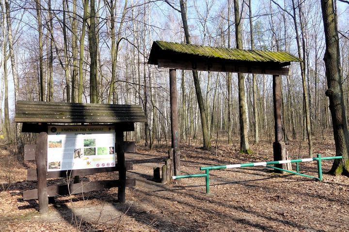 Kampinoski Park Narodowy — Kampinoski Park Narodowy - brama wjazdowa na polanę Opaleń