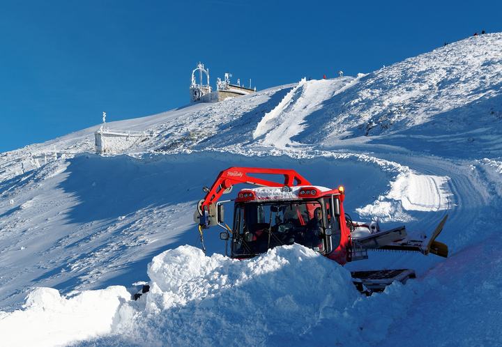 Kasprowy Wierch — Snow groomer Kässbohrer PistenBully 300W on Kasprowy Wierch in Tatra Mountains