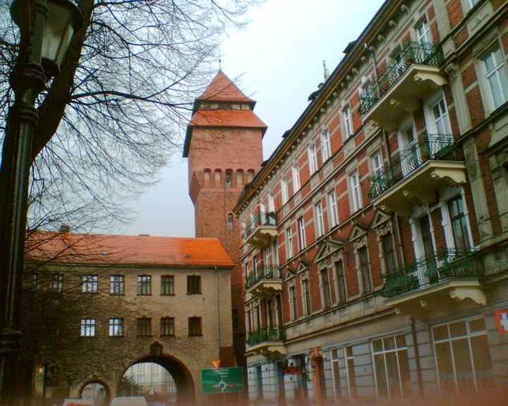 Kluczbork — Wieża ciśnień i ulica Zamkowa w Kluczborku.