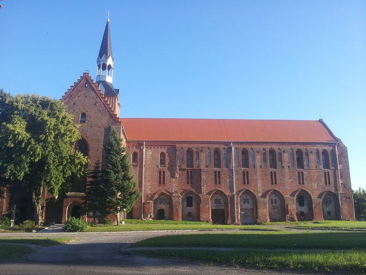 Kołbacz — Kołbacz - dawny kościół cysterski w zespole klasztornym cystersów , przejściowo magazyn zb