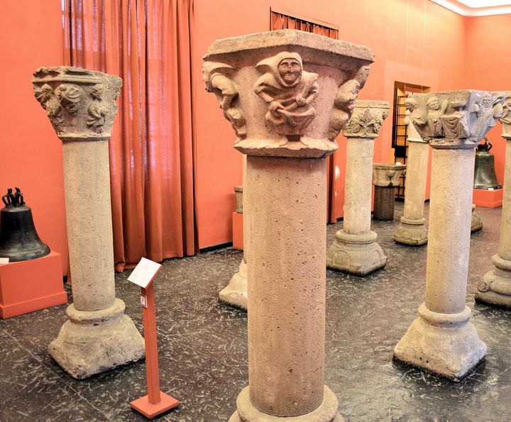 Kołbacz — Kolumny z klasztoru w Kołbaczu (obecnie w Muzeum Narodowym w Szczecinie