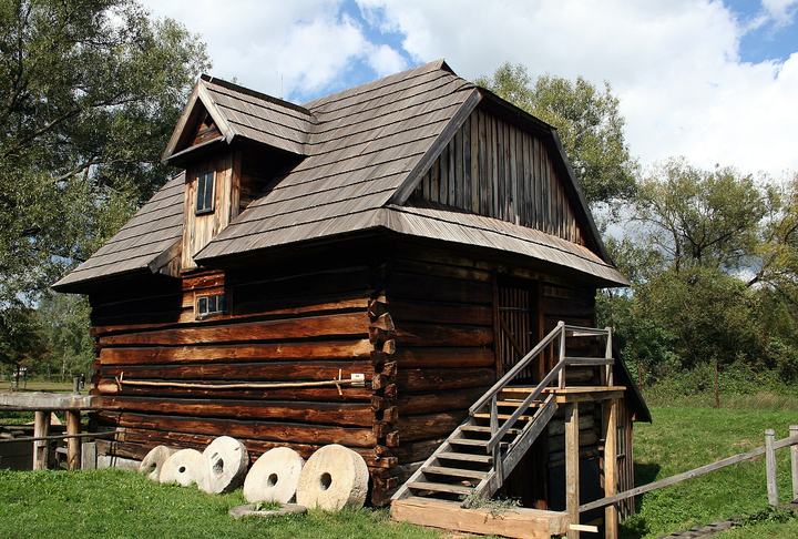Kolbuszowa — Muzeum Kultury Ludowej w Kolbuszowej . Młyn wodny z Żołyni Dolnej