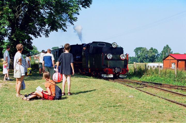Koleje wąskotorowe w Polsce — Nadmorska Kolej Wąskotorowa - wjazd pociągu na przystanek w Trzęsaczu (sierpień 2002)