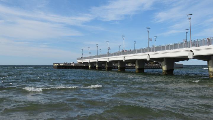 Kołobrzeg — Kołobrzeg (woj. zachodniopomorskie, Polska). Molo widziane z plaży.